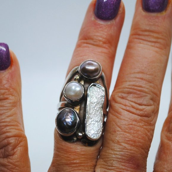 Elegant Silver and Pearl Ring - Picture 2 of 8